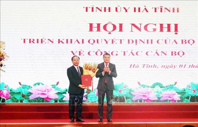 Ủy viên Bộ Chính trị, Trưởng Ban tổ chức Trung ương Lê Minh Hưng trao Quyết định cho tân Bí thư tỉnh ủy Hà Tĩnh Nguyễn Duy Lâm