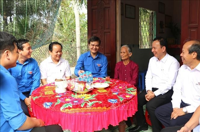 Bí thư thứ nhất Trung ương Đoàn Bùi Quang Huy cùng đại biểu thăm và tặng quà Mẹ Việt Nam Anh hùng Trương Thị Chẳng tại huyện Bến Lức