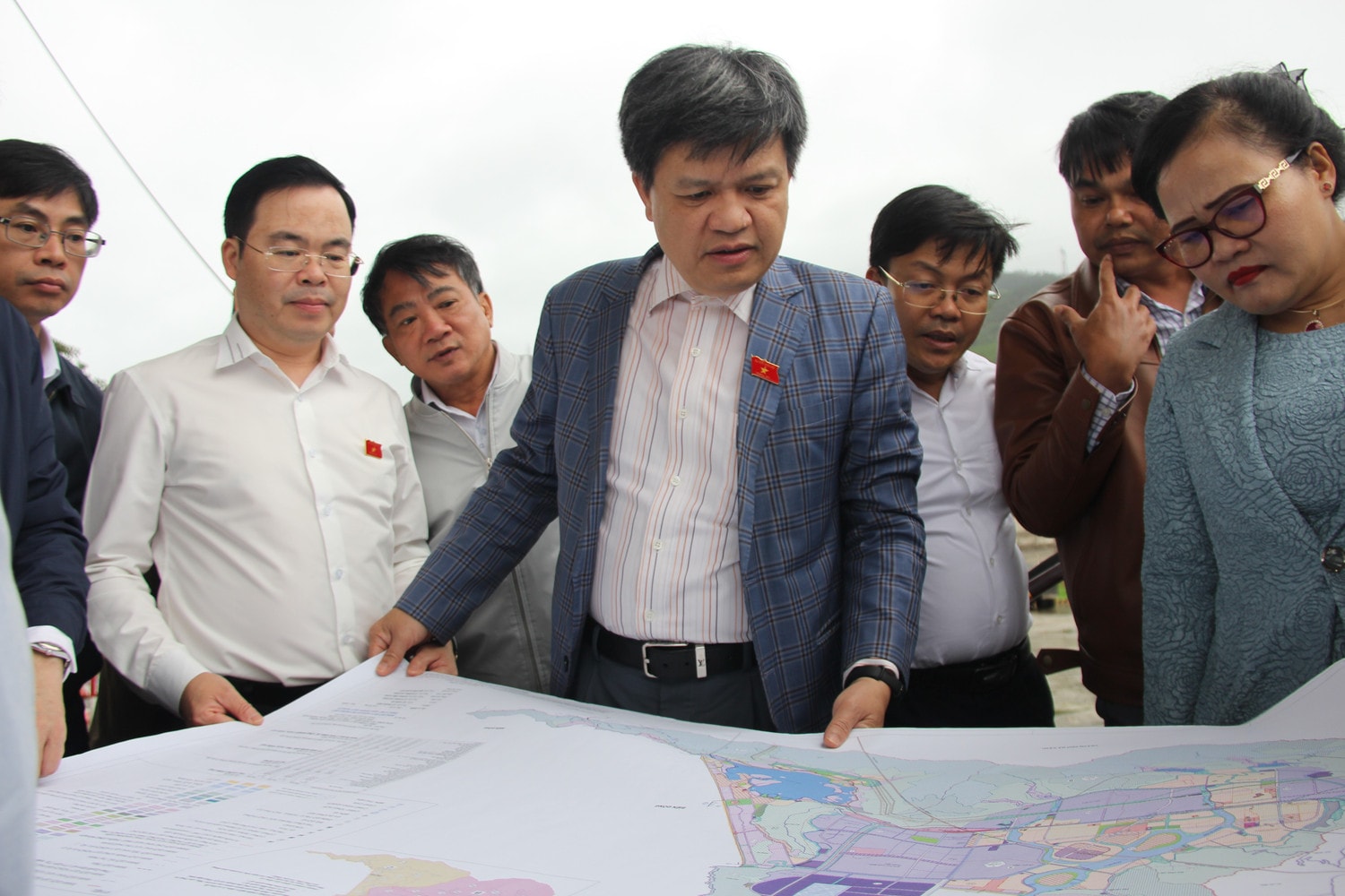 Đoàn khảo sát của Ủy ban Khoa học, Công nghệ và Môi trường kiểm tra thực địa tại Huế. Ảnh: Tấn Tài