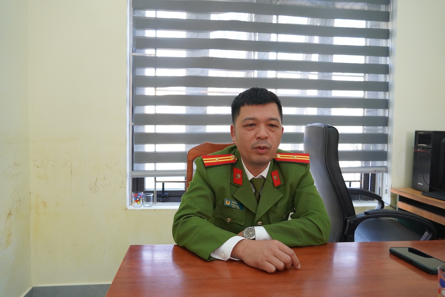 Phòng làm việc của Thiếu tá Phạm Văn Tân vẫn còn dấu ấn của trận lụt năm 2024