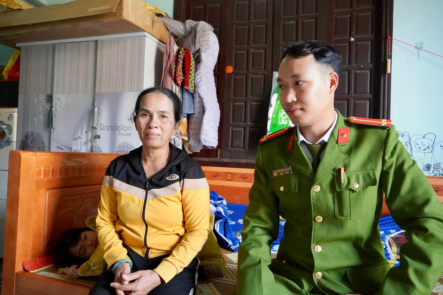 Công an thị trấn Hoàn Lão hỗ trợ chị Lưu Thị Dung hoàn thiện giấy tờ tùy thân
