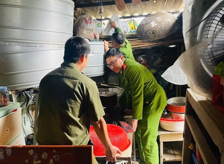 Công an xã Xuân Thủy hỗ trợ người dân xóa nhà tạm