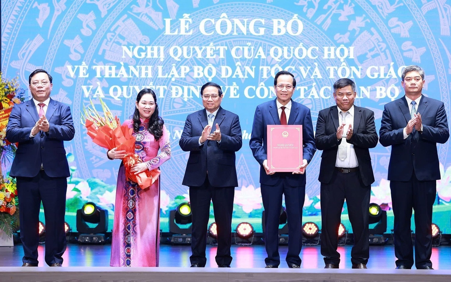 Thủ tướng Phạm Minh Chính trao Quyết định thành lập Bộ Dân tộc và Tôn giáo cho lãnh đạo Bộ. Ảnh: Dương Giang/TTXVN