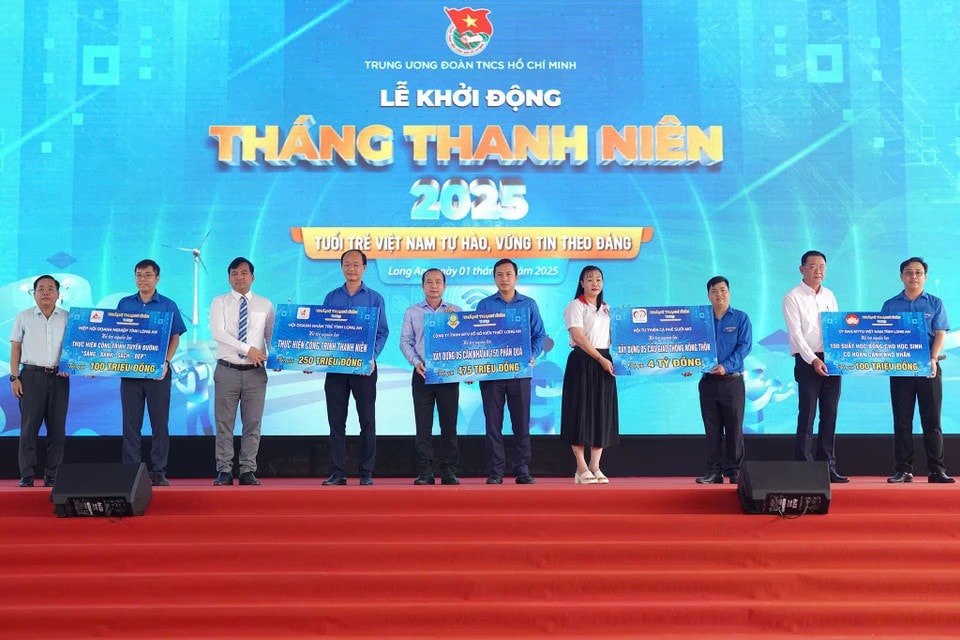 Nhà tài trợ trao bảng tượng trưng hỗ trợ các hoạt động thanh niên