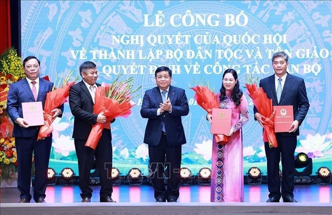 Phó Thủ tướng Nguyễn Chí Dũng trao Quyết định bổ nhiệm cho các Thứ trưởng Bộ Dân tộc và Tôn giáo. Ảnh: Dương Giang/TTXVN
