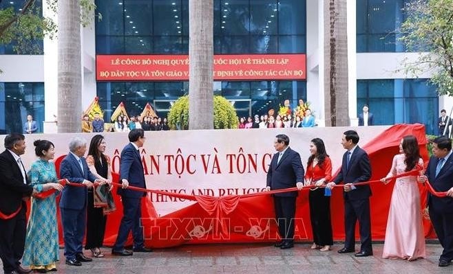 Thủ tướng Phạm Minh Chính và các đại biểu thực hiện nghi thức ra mắt Bộ Dân tộc và Tôn giáo. Ảnh: Dương Giang/TTXVN