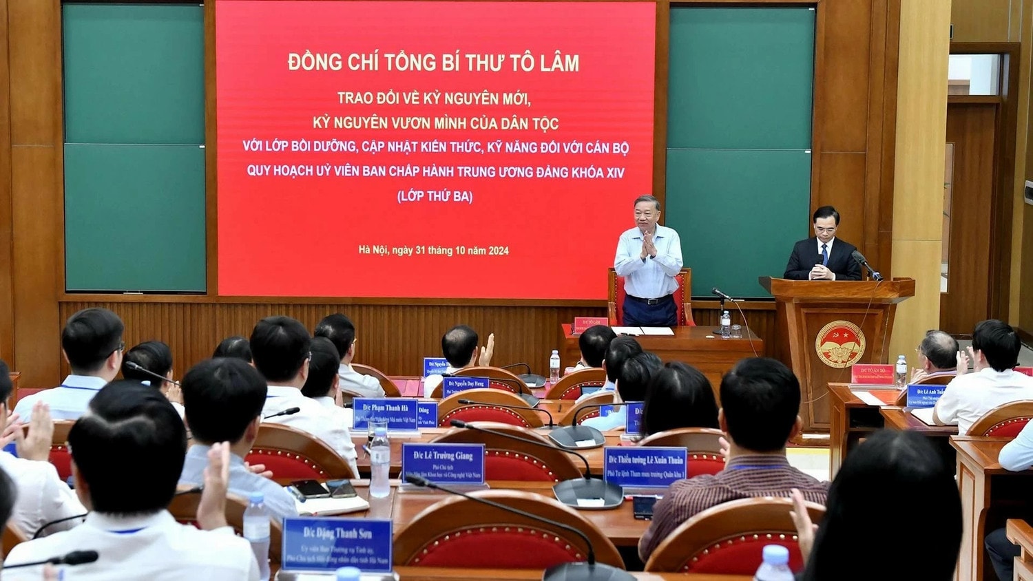 Giáo sư, Tiến sĩ Tô Lâm - Tổng Bí thư Ban Chấp hành Trung ương Đảng Cộng sản Việt Nam trao đổi chuyên đề về kỷ nguyên mới, kỷ nguyên vươn mình của dân tộc với các học viên Lớp bồi dưỡng, cập nhật kiến thức, kỹ năng đối với cán bộ quy hoạch Ủy viên Ban Chấp hành Trung ương Đảng khóa XIV (lớp 3) ngày 31.10.2024. Ảnh: Đăng Khoa