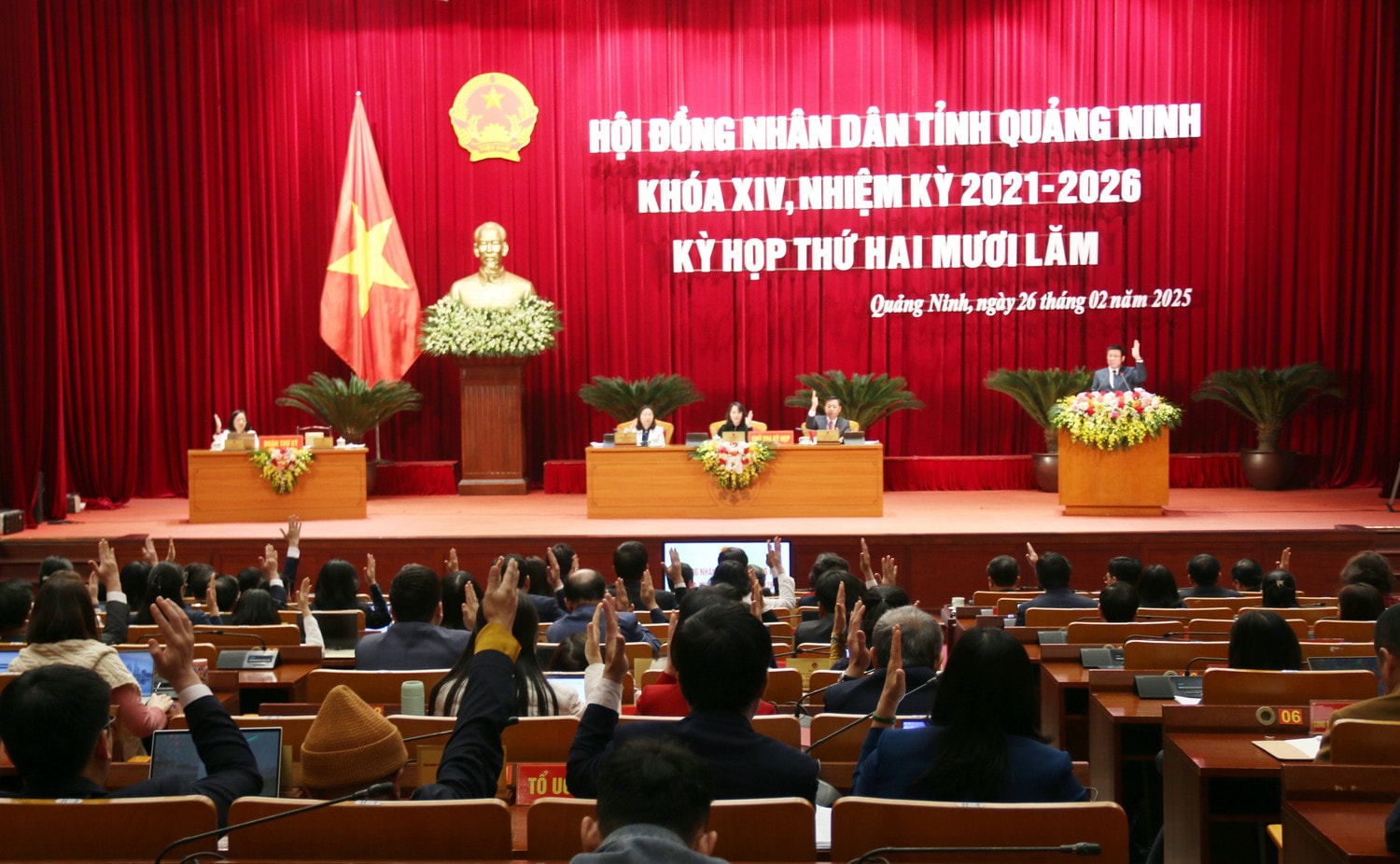 Đại biểu HĐND tỉnh biểu quyết thông qua các nghị quyết tại kỳ họp. Ảnh: Mạnh Tuân