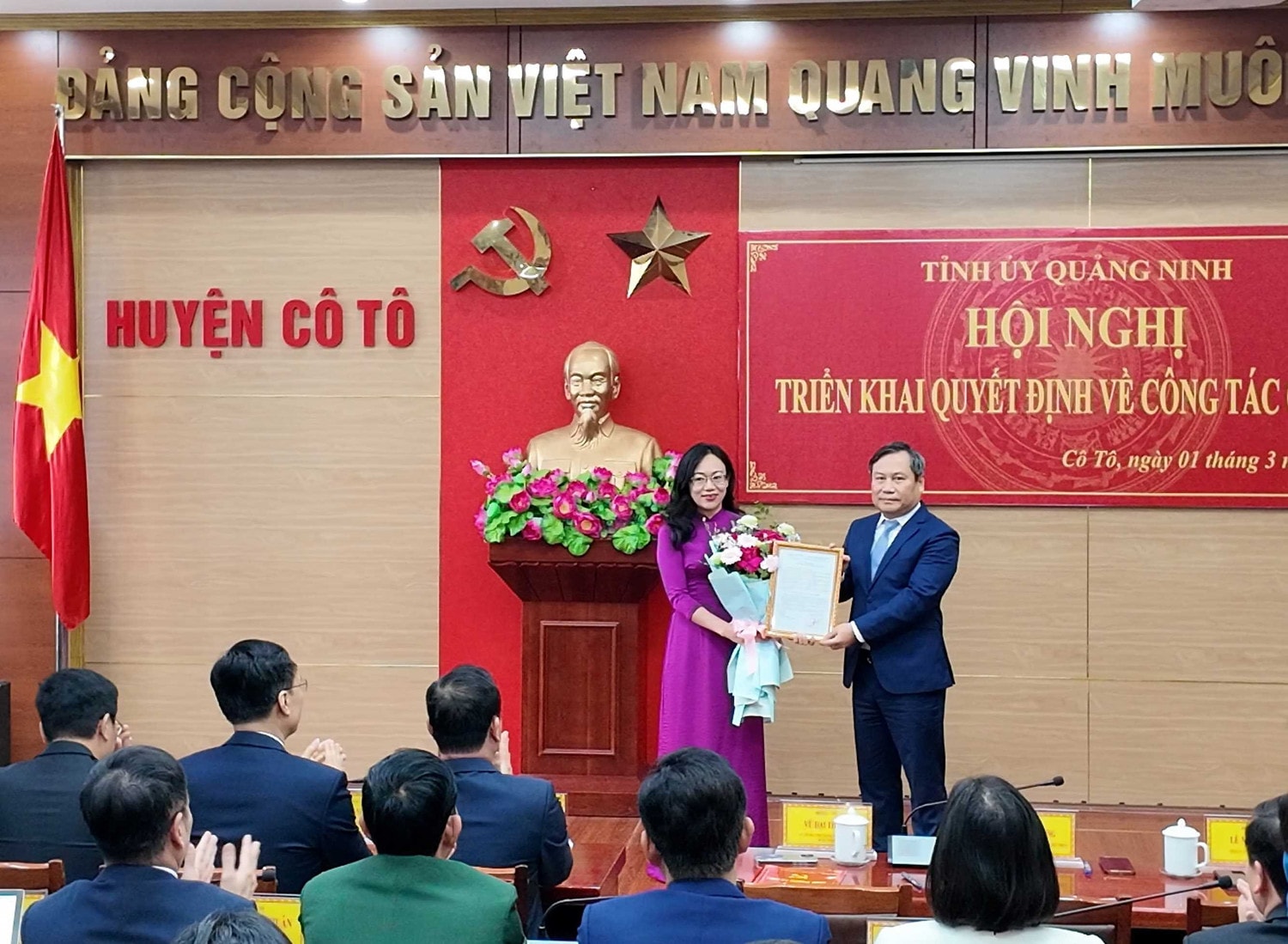 dong-chi-bttu-trao-qd-sep-han.jpg