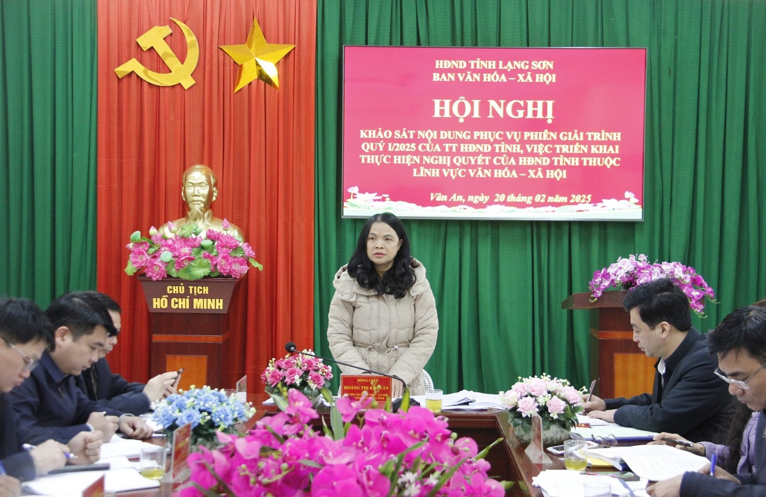 Trưởng Ban Văn hóa - Xã hội HĐND tỉnh Lạng Sơn Hoàng Thị Kim Vân phát biểu tại cuộc làm việc với UBND huyện Chi Lăng. Ảnh: Dương Kim