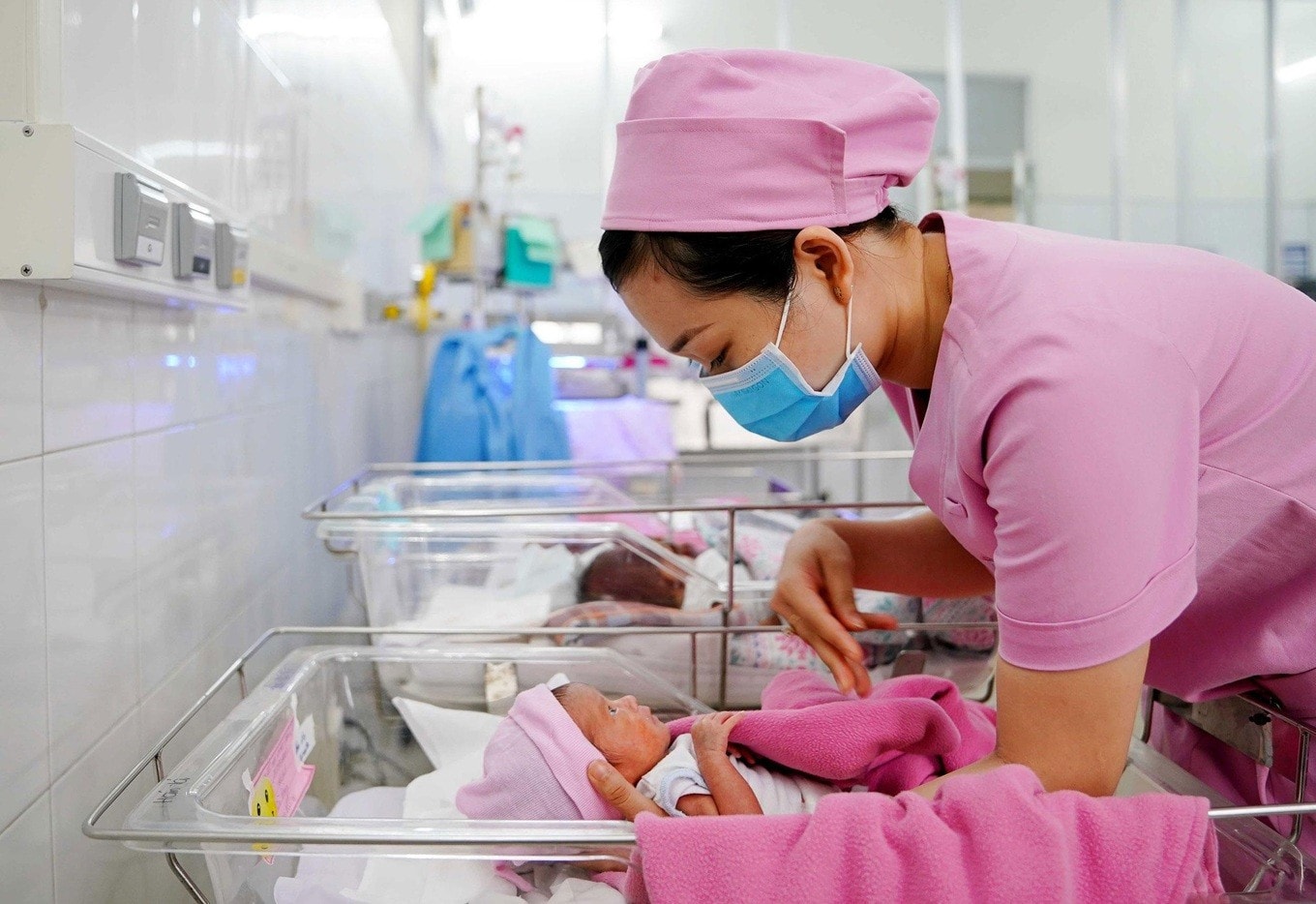 Việt Nam đang có những điều chỉnh về mặt chính sách dân số, khuyến khích sinh con, cải thiện phúc lợi xã hội và nâng cao chất lượng nguồn nhân lực
