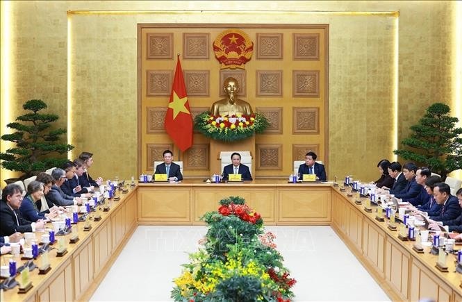 Thủ tướng Phạm Minh Chính và các Phó Thủ tướng Hồ Đức Phớc, Nguyễn Chí Dũng chủ trì tọa đàm với các doanh nghiệp châu Âu. Ảnh: Dương Giang/TTXVN