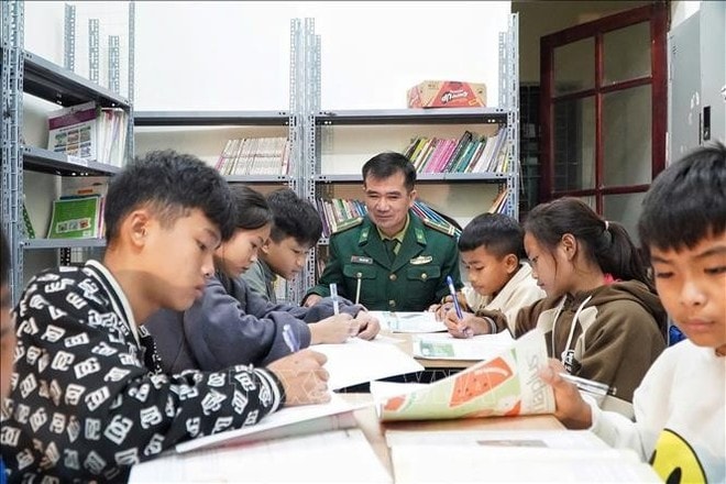 Major Nguyen Van Tham of the Mon Son Border Guard Station instructs students to study. (Photo: published by VNA) Major Nguyen Van Tham of the Mon Son Border Guard Station instructs students to study. (Photo: published by VNA)