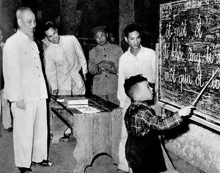Uncle Ho visits a beginners' class on Hang Than street in Hanoi in 1958. ( VNA's file photo) Uncle Ho visits a beginners' class on Hang Than street in Hanoi in 1958. ( VNA's file photo)