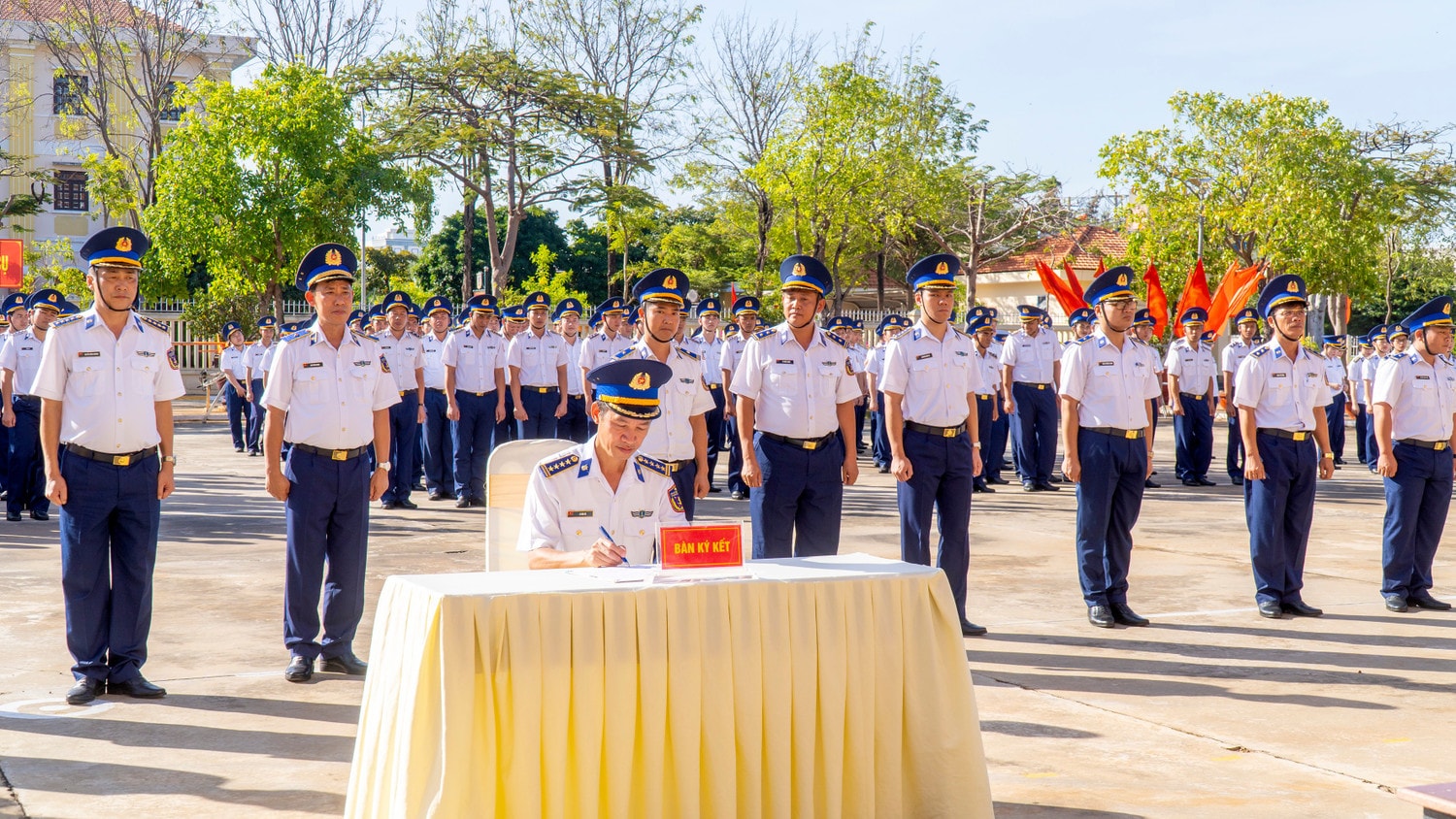 dai-ta-le-van-tu-bi-thu-dang-uy-chinh-uy-btl-vung-csb-3-ky-xac-nhan-giao-uoc-thi-dua-giua-cac-co-quan-don-vi.jpg