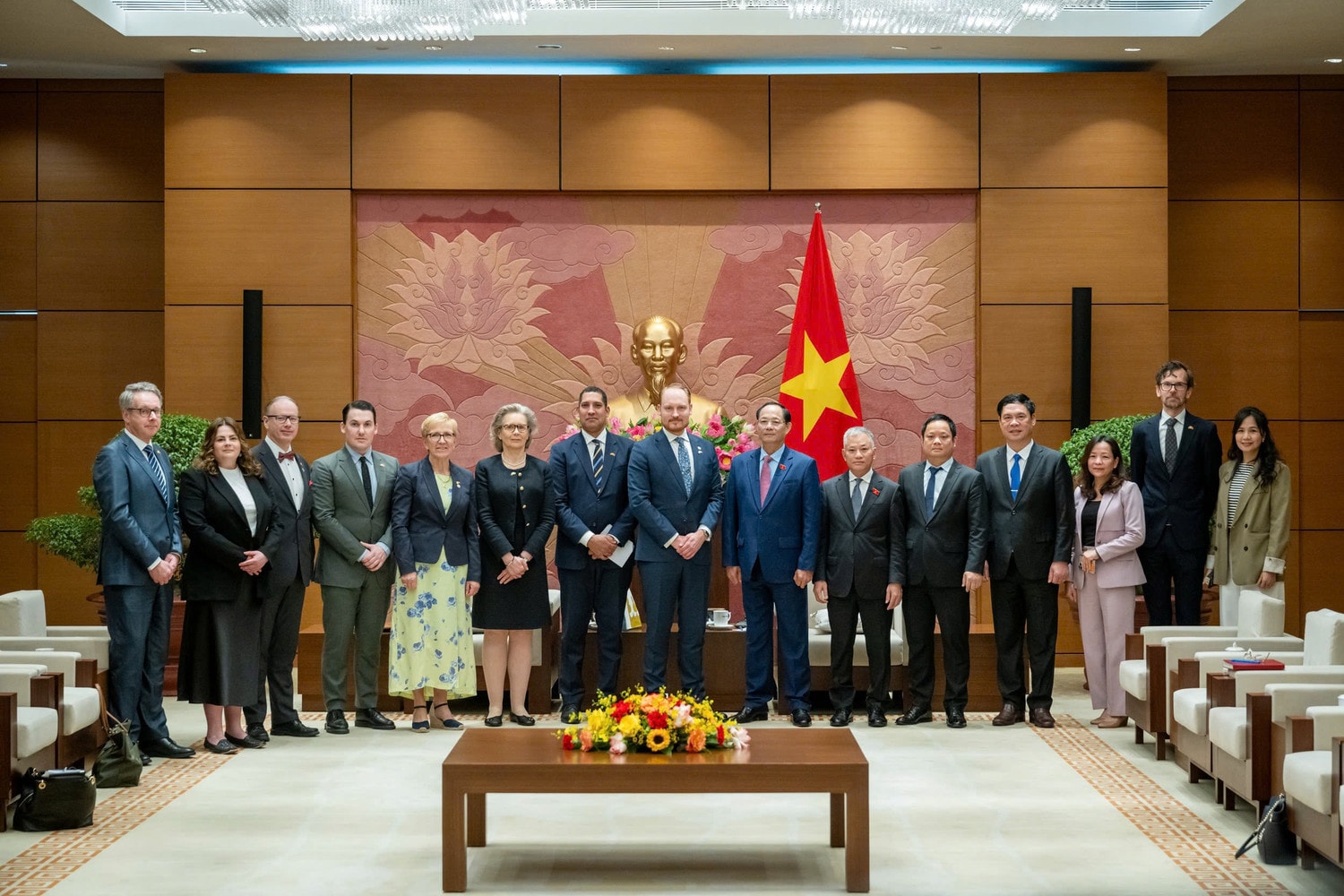 Phó Chủ tịch Quốc hội, Thượng tướng Trần Quang Phương chụp ảnh lưu niệm cùng Đoàn Ủy ban Đối ngoại của Quốc hội Vương quốc Thụy Điển