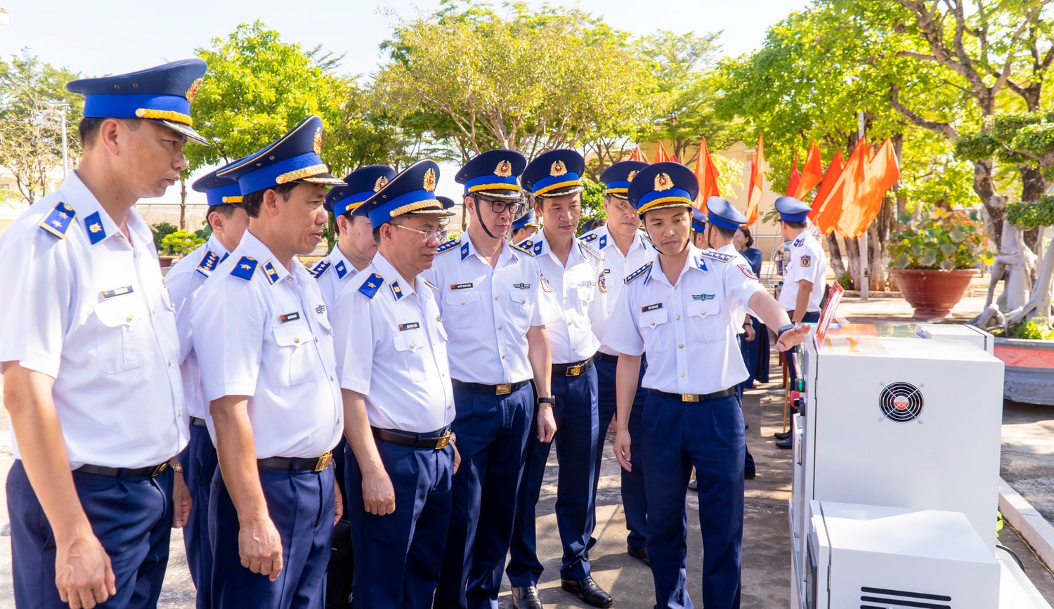 cac-dai-bieu-tham-quan-he-thong-sang-kien-cai-tien-ky-thuat-mo-hinh-hoc-cu-vat-chat-huan-luyen-cua-cac-co-quan-don-vi-vung-canh-sat-bien-3.jpg