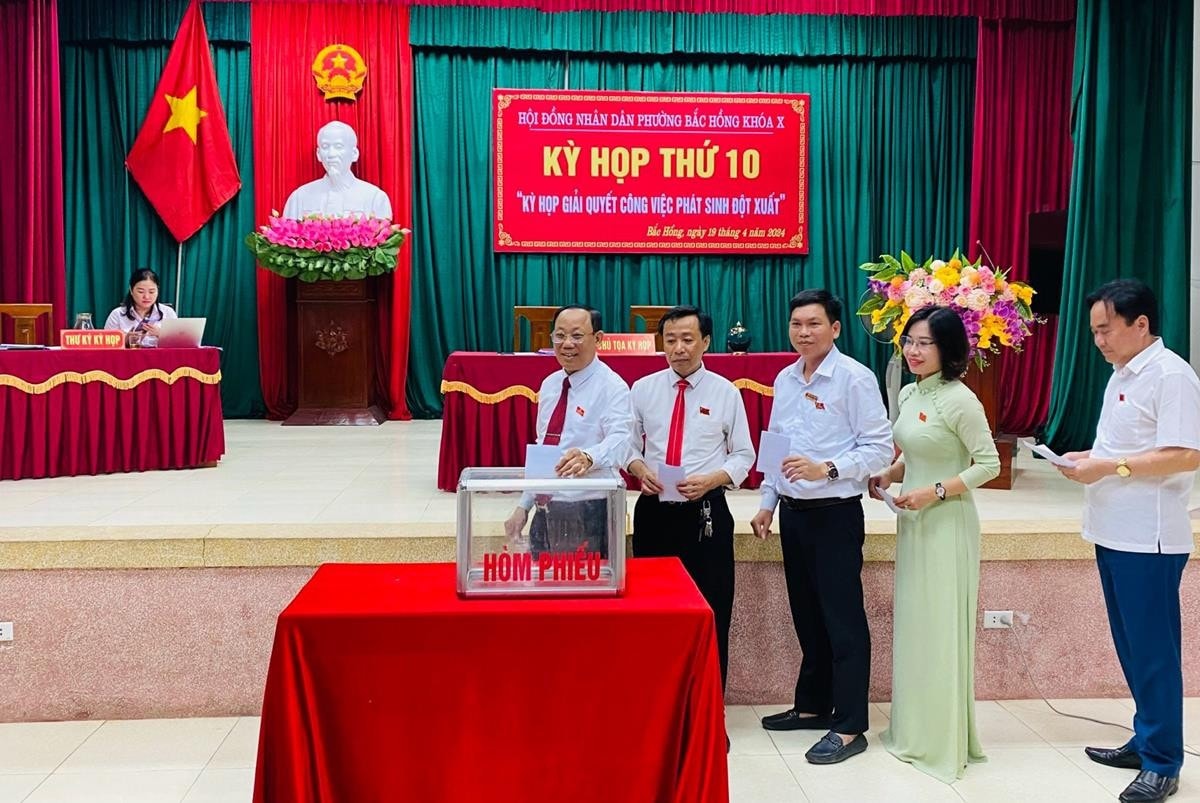 HĐND phường Bắc Hồng, thị xã Hồng Lĩnh, Hà Tĩnh thực hiện chức năng quyết định tại kỳ họp. Ảnh: Bình Nguyên