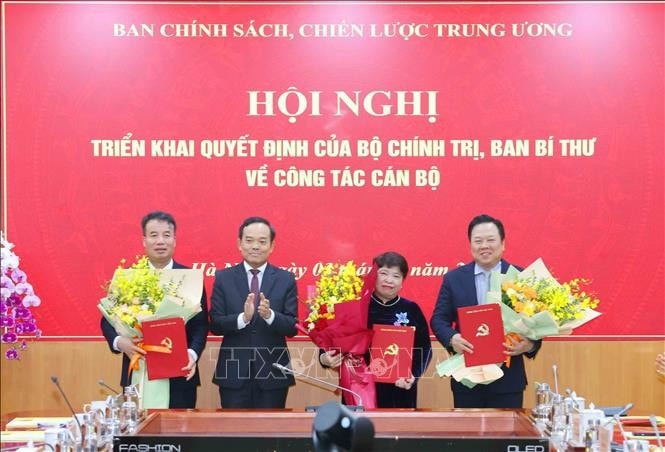 Bí thư Trung ương Đảng, Trưởng Ban Chính sách, chiến lược Trung ương Trần Lưu Quang trao Quyết định cho các Phó Trưởng Ban. Ảnh: Phương Hoa/TTXVN