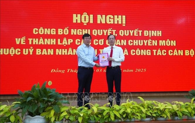 Thừa ủy quyền của Thủ tướng Chính phủ, Bí thư Tỉnh ủy Đồng Tháp Lê Quốc Phong (trái) trao Quyết định giao quyền Chủ tịch UBND tỉnh Đồng Tháp cho ông Trần Trí Quang. Ảnh: Nhựt An/TTXVN