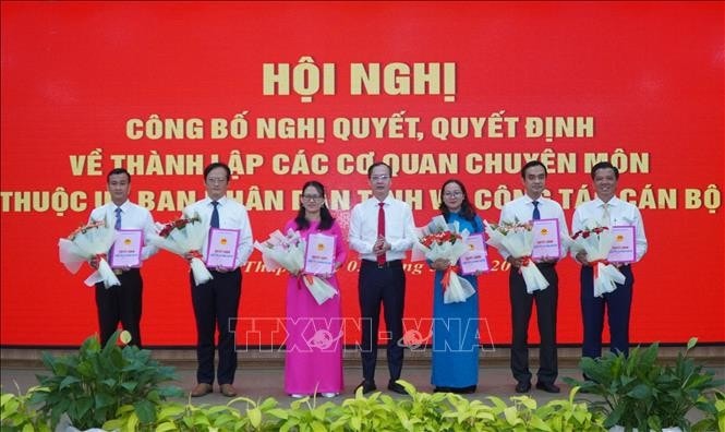 Quyền Chủ tịch UBND tỉnh Đồng Tháp Trần Trí Quang trao quyết định cho lãnh đạo các cơ quan chuyên môn thuộc UBND tỉnh. Ảnh: Nhựt An/TTXVN