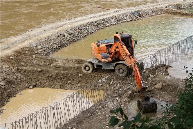 Công trình xây dựng kè sông Nậm Mộ, tại thị trấn Mường Xén, huyện Kỳ Sơn, tỉnh Nghệ An. Ảnh tư liệu: Văn Tý/TTXVN