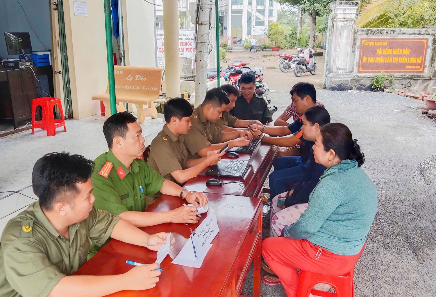Lực lượng tham gia bảo vệ ANTT ở cơ sở phối hợp, hỗ trợ công an cấp xã tuyên truyền phổ biến kiến thức pháp luật đến người dân. Ảnh: Văn Vĩnh