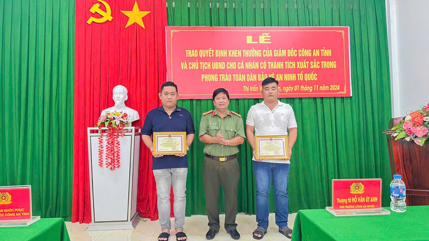 Đại tá Trần Quốc Phục, Phó Giám đốc Công an tỉnh Vĩnh Long trao giấy khen tặng lực lượng tham gia bảo vệ ANTT ở cơ sở đã có thành tích xuất sắc trong đấu tranh phòng, chống tội phạm