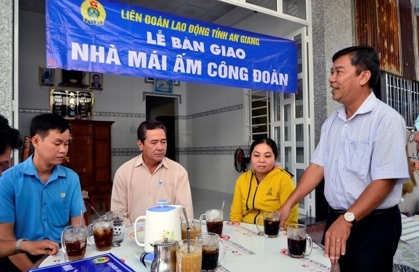 At a housing transfer ceremony (Photo: laodong.vn) ho.jpg