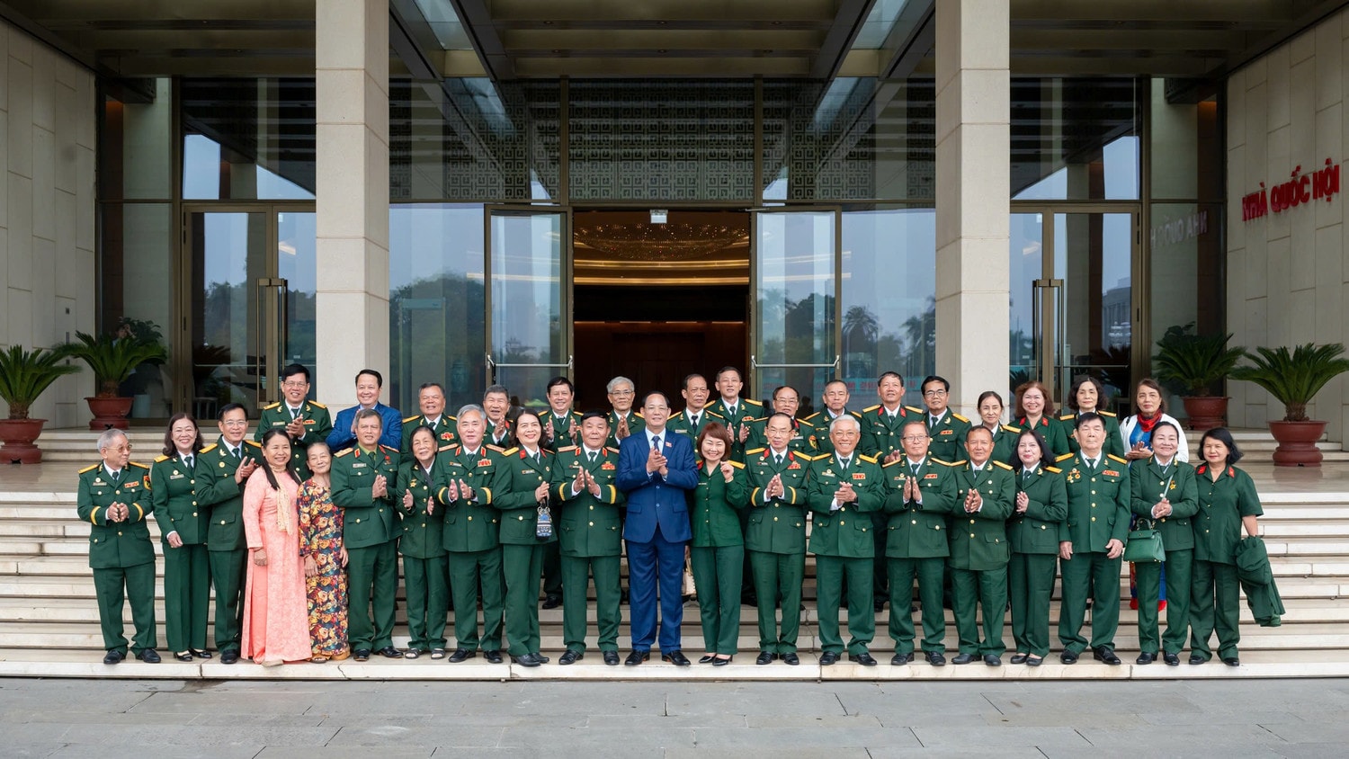 Phó Chủ tịch Quốc hội, Thượng tướng Trần Quang Phương chụp hình lưu niệm cùng Đoàn cựu chiến binh Cục Chính trị Quân khu 5 tại Đà Nẵng