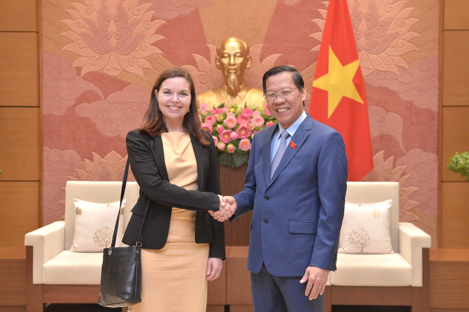 chu-nhiem-uy-ban-kinh-te-tai-chinh-phan-van-mai-tiep-chu-nhiem-uy-ban-kinh-te-va-thuong-mai-quoc-hoi-dan-mach-1.jpg