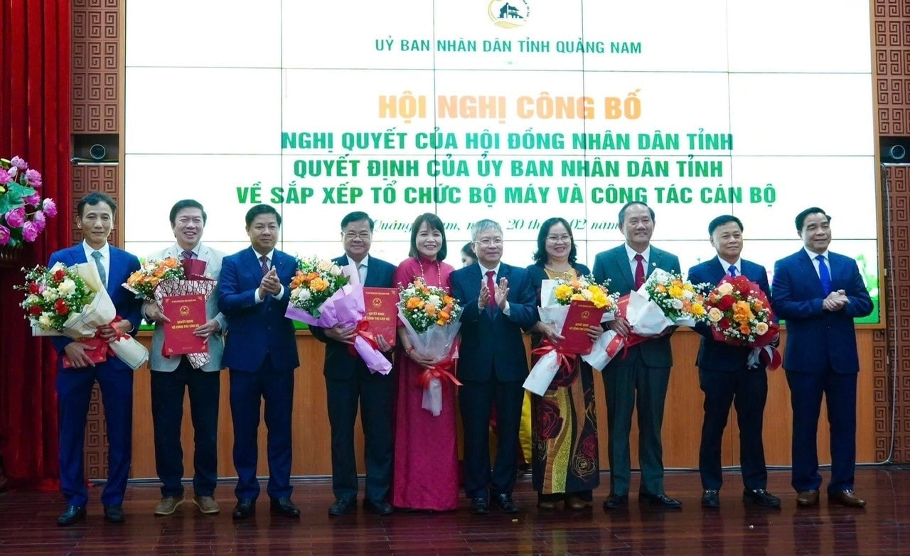 hoi-nghi-cong-bo-quyet-dinh-ve-sap-xep-to-chuc-bo-may.jpg
