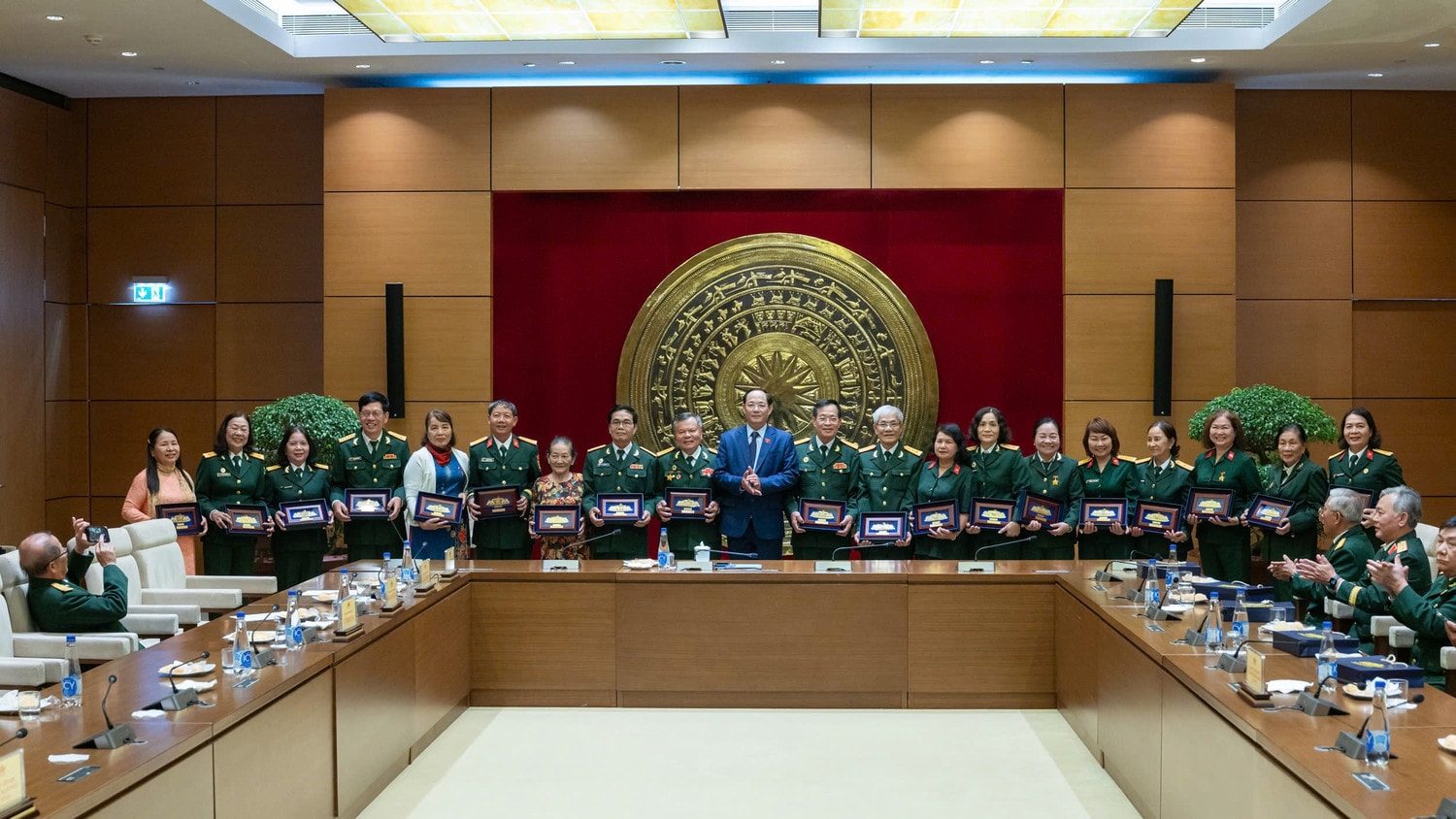 Phó Chủ tịch Quốc hội, Thượng tướng Trần Quang Phương trao quà tặng Đoàn cựu chiến binh Cục Chính trị Quân khu 5 tại Đà Nẵng