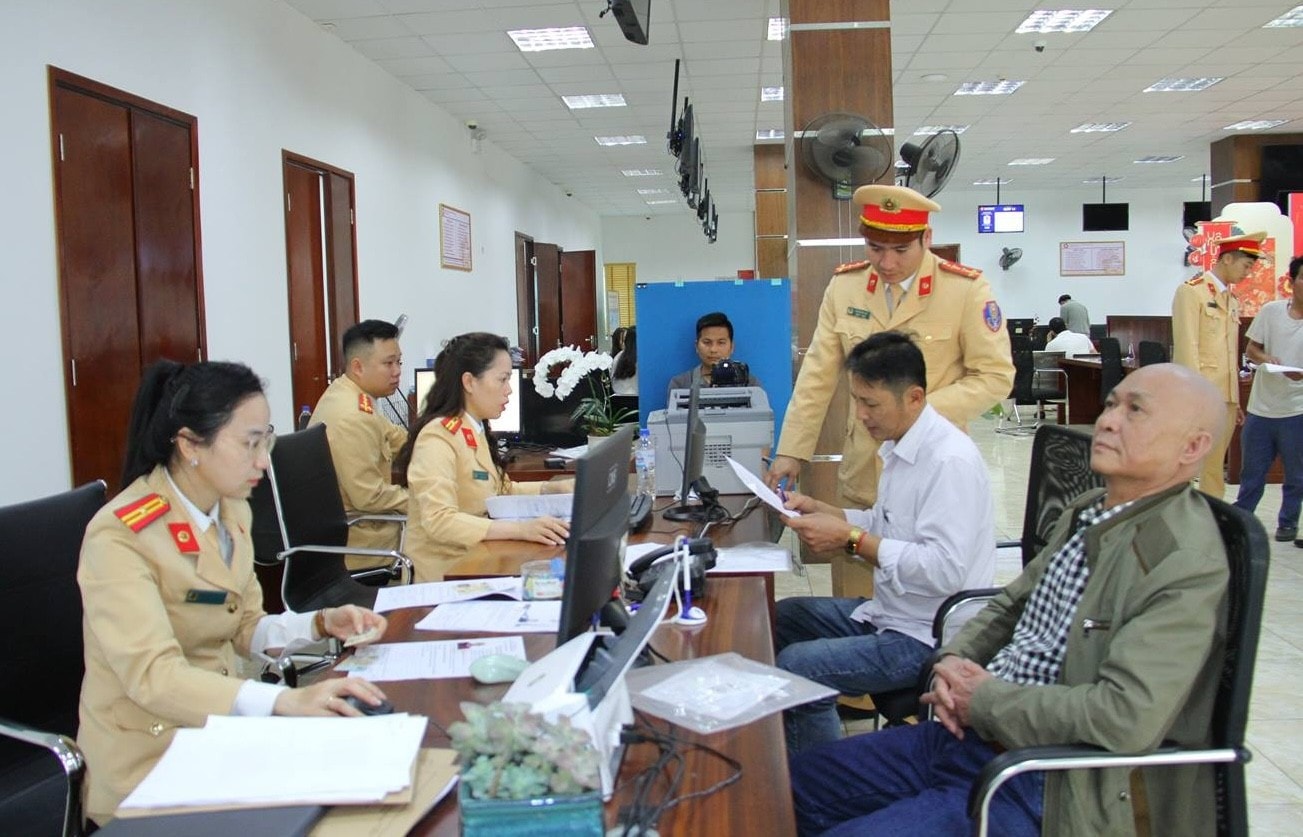 anh-4-tiep-nhan-ho-so-cap-doi-giay-phep-lai-xe-cho-cong-dan-2.jpg