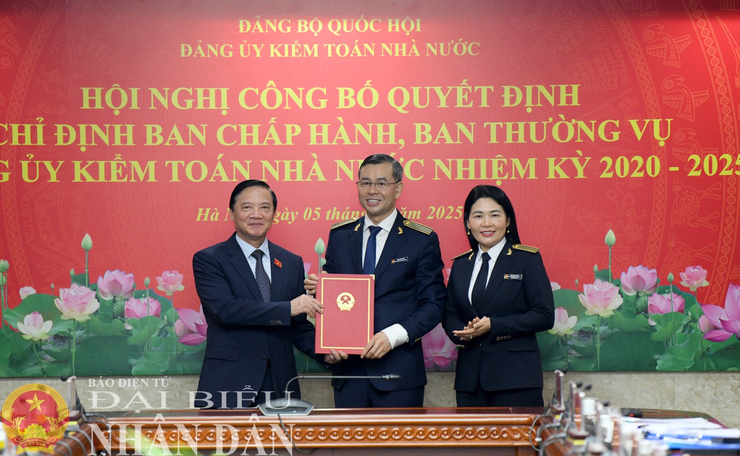 dbnd_bl_pho-chu-tich-quoc-hoi-pho-bi-thu-thuong-truc-dang-uy-quoc-hoi-nguyen-khac-dinh-trao-quyet-dinh.jpg