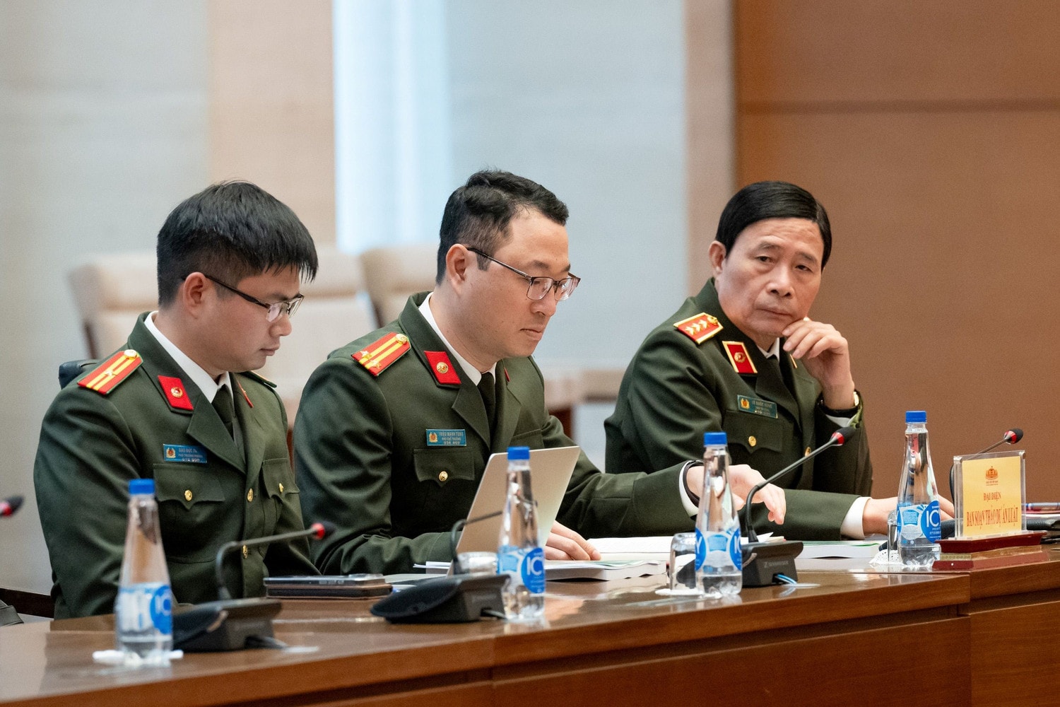 Các đại biểu tham dự phiên họp