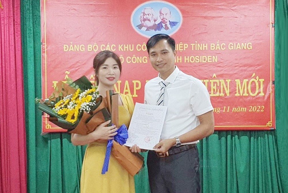 Kết nạp đảng viên mới tại chi bộ doanh nghiệp, thuộc Đảng bộ Các khu công nghiệp tỉnh Bắc Giang. Ảnh: Đức Phương