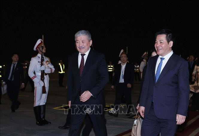 Bộ trưởng Bộ Công Thương Nguyễn Hồng Diên đón Thủ tướng Kyrgyzstan Adylbek Kasymaliev tại sân bay quốc tế Nội Bài. Ảnh: An Đăng/TTXVN