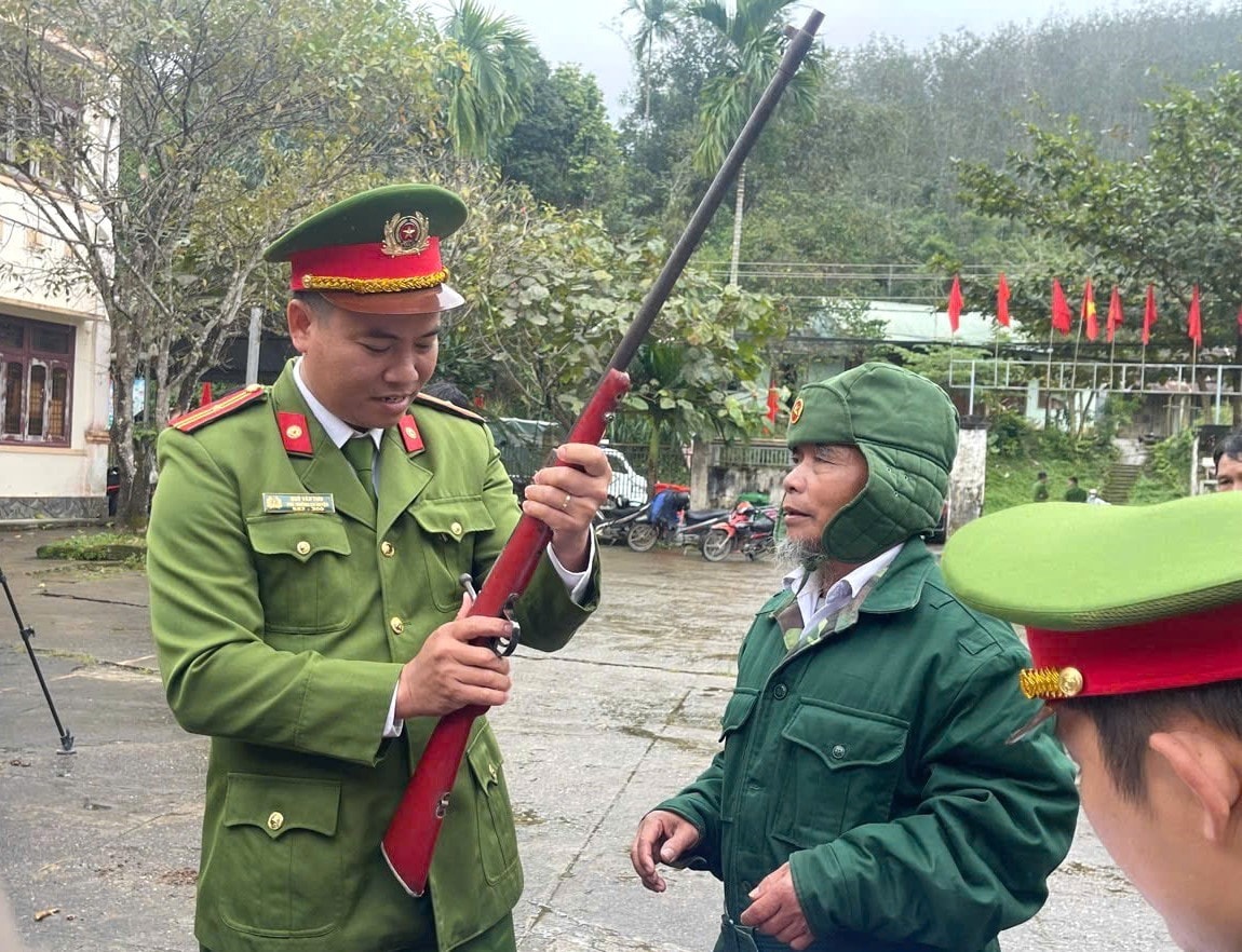 Người dân ở các bản làng của xã Bhalêê mang vũ khí đến giao nộp cho lực lượng công an