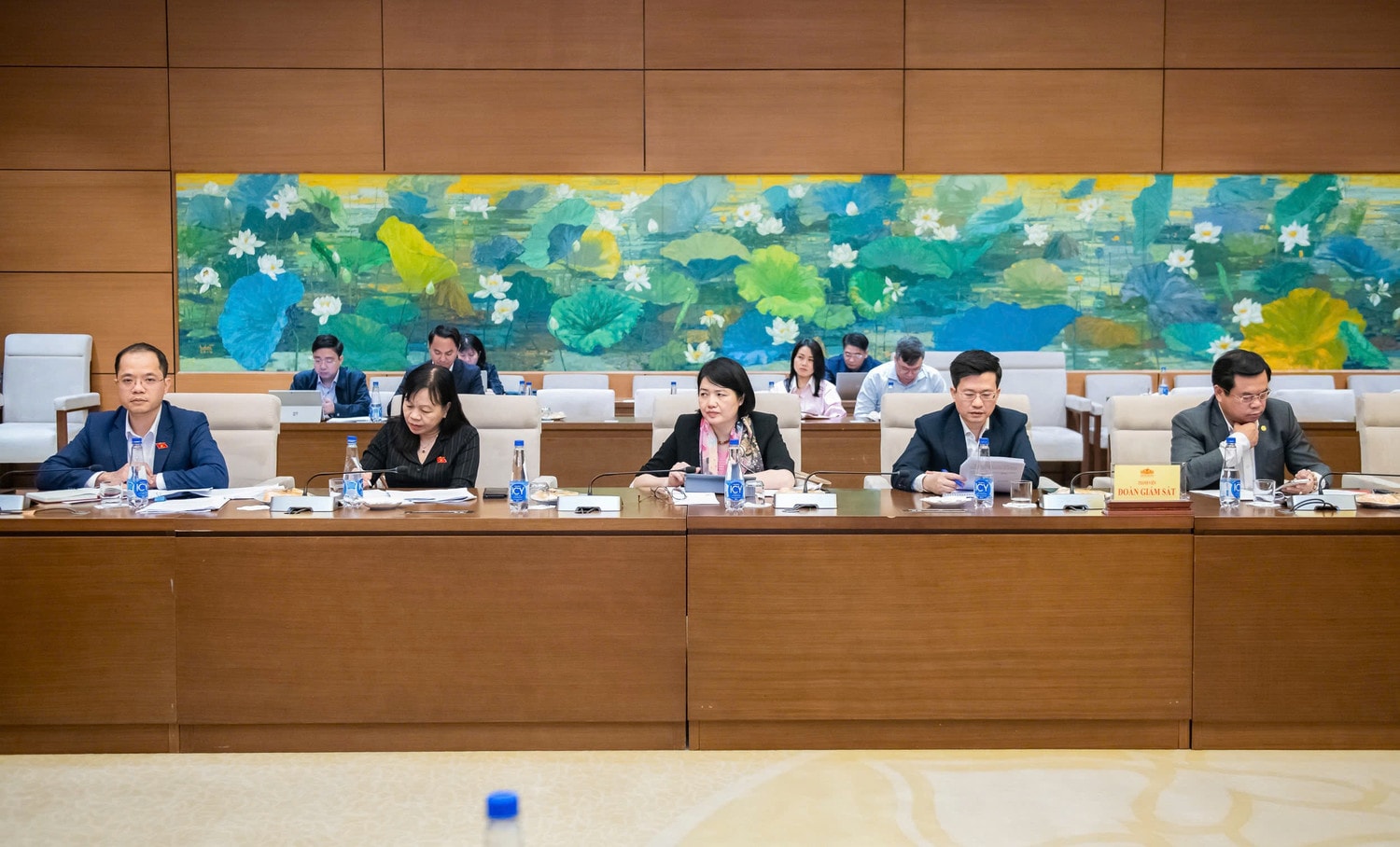 Các thành viên Đoàn giám sát dự phiên họp