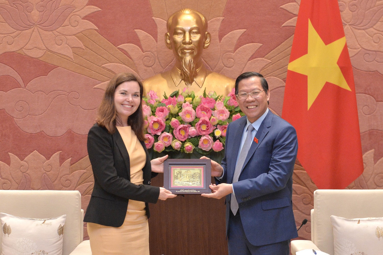 Chủ nhiệm Ủy ban Kinh tế và Tài chính Phan Văn Mãi trao quà tặng Chủ nhiệm Ủy ban Kinh tế và Thương mại, Quốc hội Đan Mạch Louise Schack Elholm