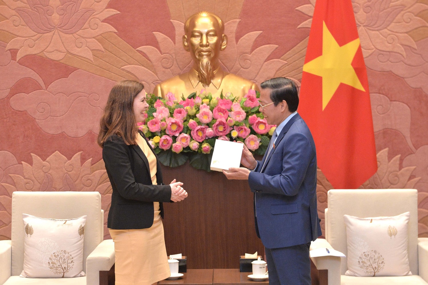 Chủ nhiệm Ủy ban Kinh tế và Thương mại, Quốc hội Đan Mạch Louise Schack Elholm trao quà tặng Chủ nhiệm Ủy ban Kinh tế và Tài chính Phan Văn Mãi