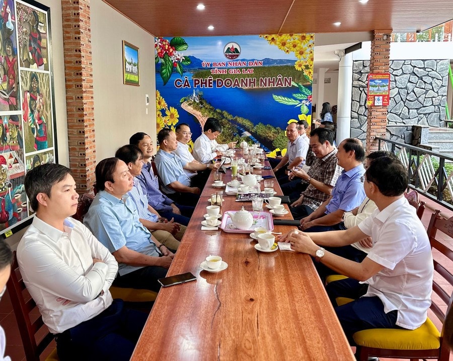 mo-hinh-ca-phe-doanh-nhan-se-dien-ra-sang-thu-5-hang-tuan-tai-nha-khach-noi-bo-ubnd-tinh-anh-ha-duy.jpg