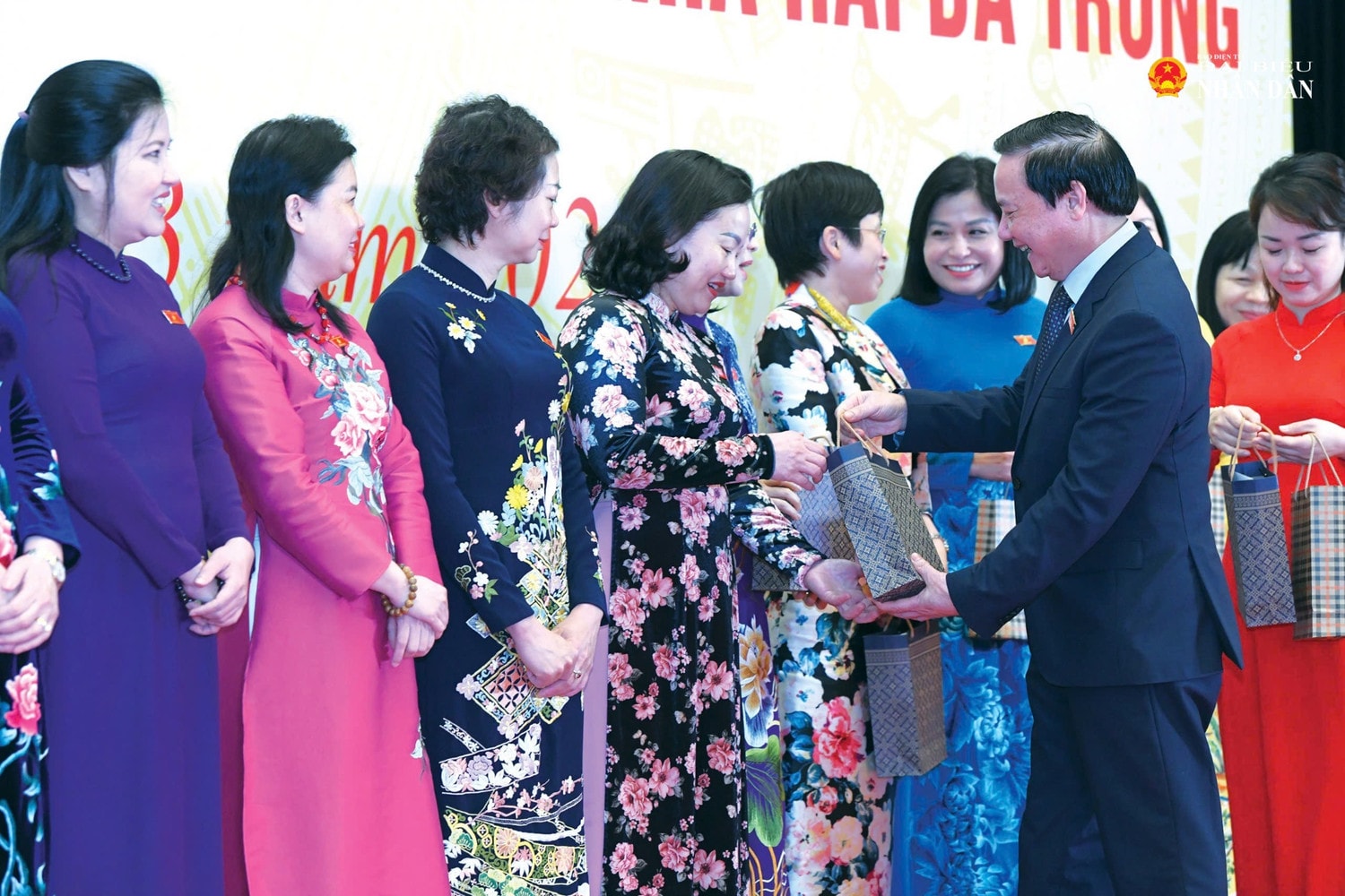 Phó Chủ tịch Quốc hội Nguyễn Khắc Định trao quà tặng nữ đại biểu Quốc hội. Ảnh: Lâm Hiển