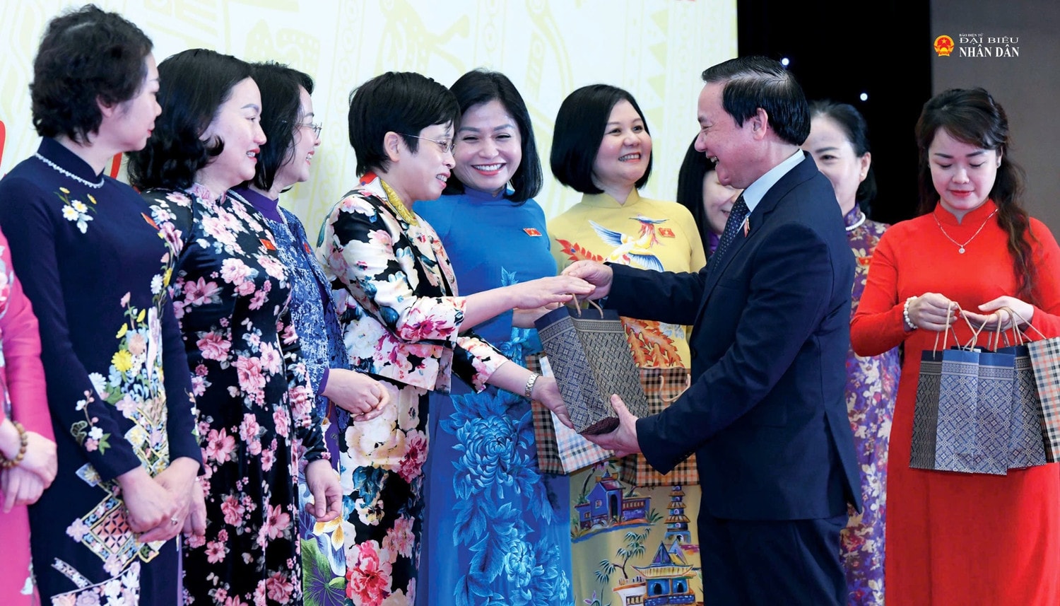 Phó Chủ tịch Quốc hội Nguyễn Khắc Định trao quà tặng nữ đại biểu Quốc hội. Ảnh: Lâm Hiển