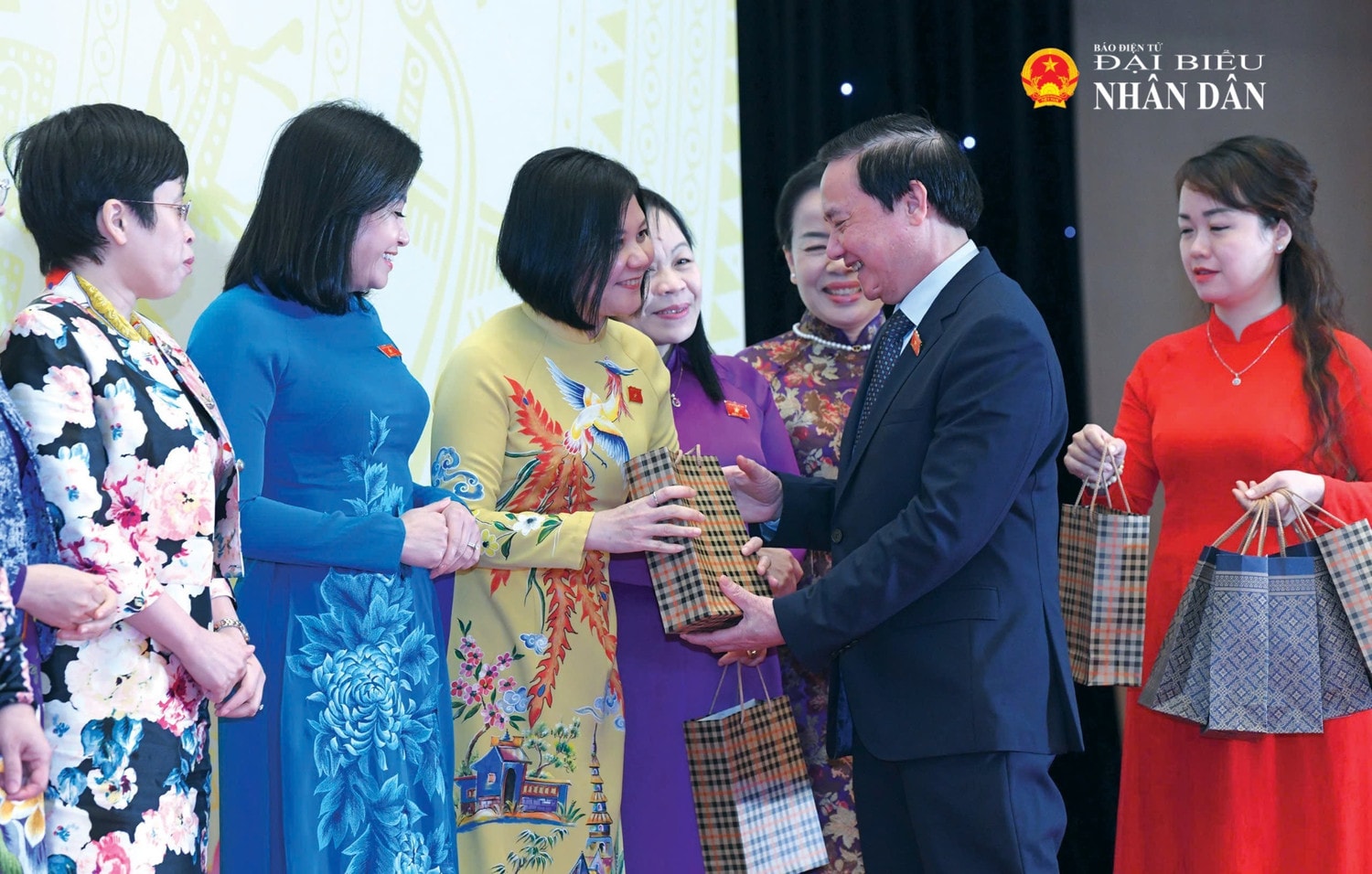 Phó Chủ tịch Quốc hội Nguyễn Khắc Định trao quà tặng nữ đại biểu Quốc hội. Ảnh: Lâm Hiển