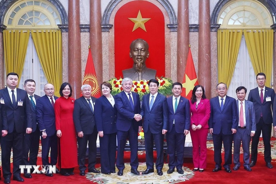 Chủ tịch nước Lương Cường với Thủ tướng Cộng hòa Kyrgyzstan Adylbek Kasymaliev và các đại biểu. Ảnh: Lâm Khánh/TTXVN