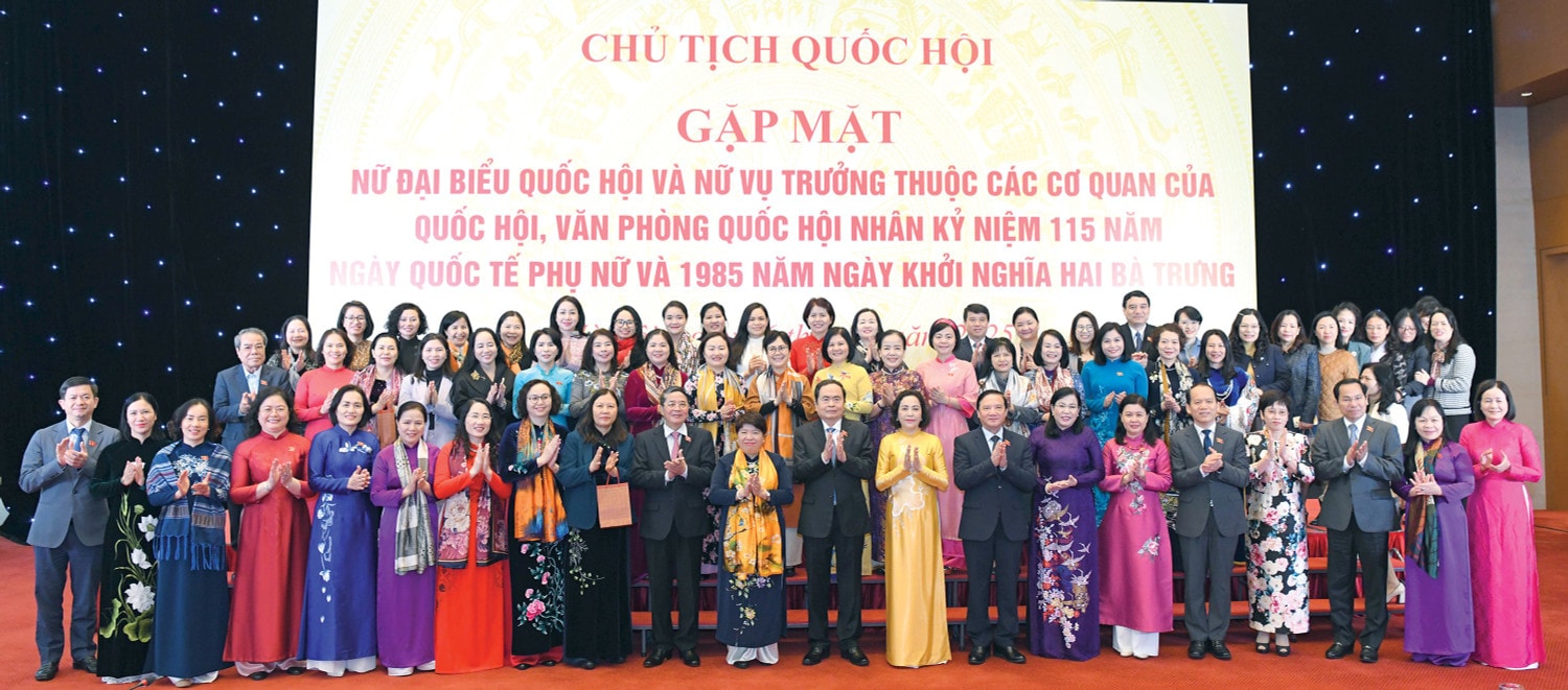 Chủ tịch Quốc hội Trần Thanh Mẫn, Phó Chủ tịch Quốc hội Nguyễn Khắc Định, Phó Chủ tịch Quốc hội Nguyễn Đức Hải, Phó Chủ tịch Quốc hội Nguyễn Thị Thanh với các đại biểu dự cuộc gặp mặt. Ảnh: Lâm Hiển