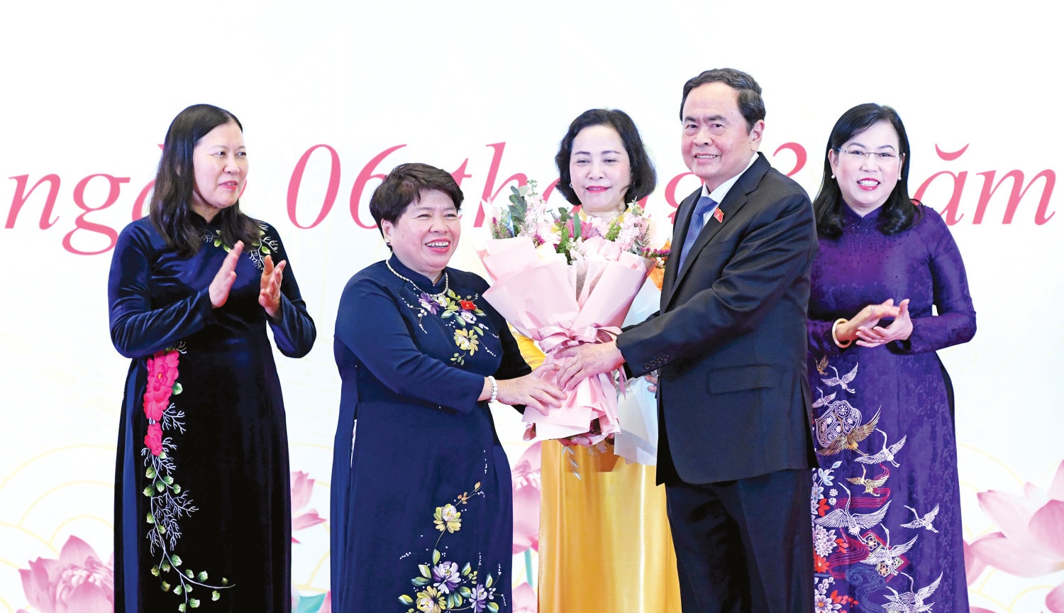 Chủ tịch Quốc hội Trần Thanh Mẫn tặng hoa chúc mừng Phó trưởng Ban Chính sách, Chiến lược Trung ương, Chủ tịch Nhóm nữ đại biểu Quốc hội Việt Nam Nguyễn Thúy Anh. Ảnh: Lâm Hiển