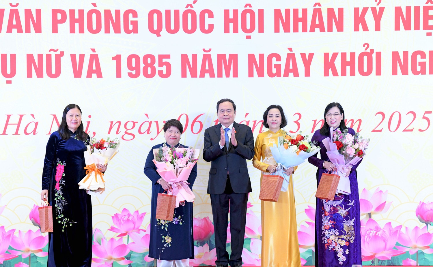 Chủ tịch Quốc hội Trần Thanh Mẫn tặng hoa chúc mừng Phó Chủ tịch Quốc hội Nguyễn Thị Thanh; Phó trưởng Ban Chính sách, Chiến lược Trung ương, Chủ tịch Nhóm nữ đại biểu Quốc hội Việt Nam Nguyễn Thúy Anh; Chủ nhiệm Ủy ban Công tác đại biểu, Phó Trưởng Ban Tổ chức Trung ương Nguyễn Thanh Hải; Phó Chủ nhiệm Thường trực Ủy ban Dân nguyện và Giám sát Lê Thị Nga. Ảnh: Lâm Hiển